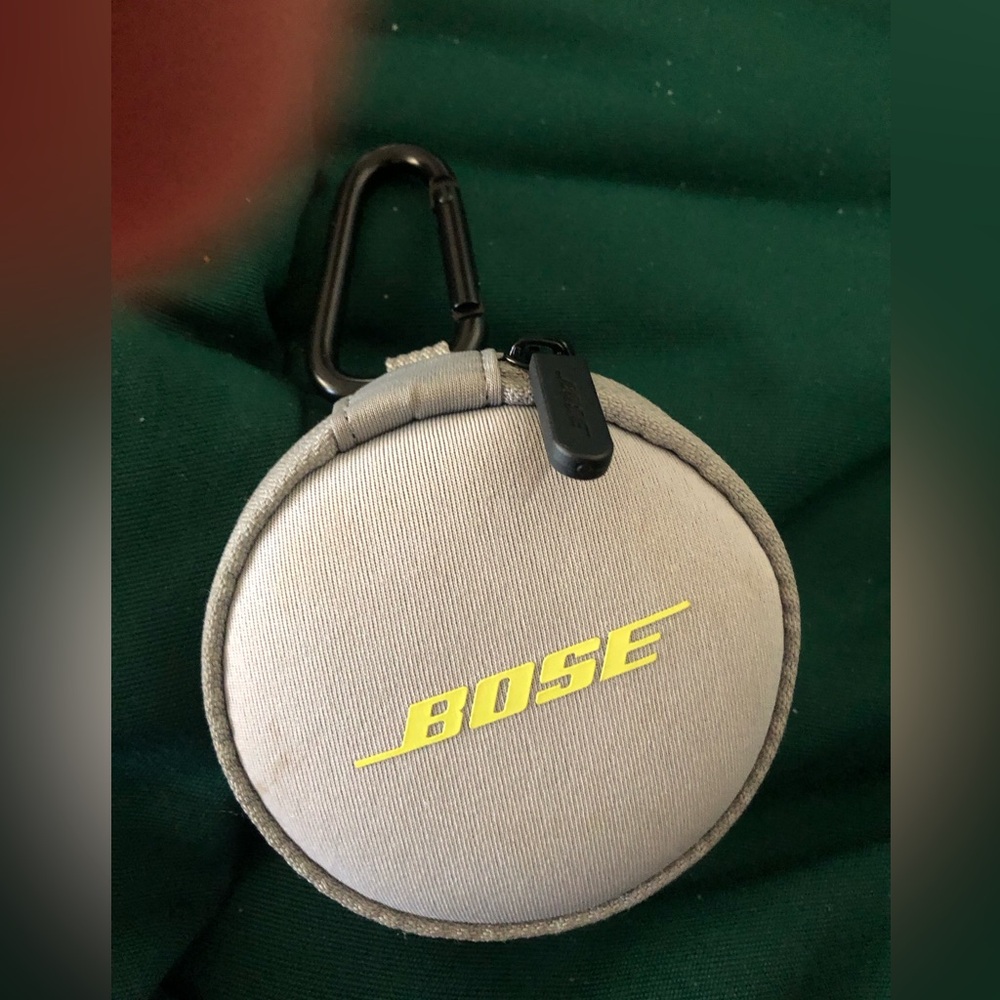 Bose Clip-on Bag -699 $8 or 🦋